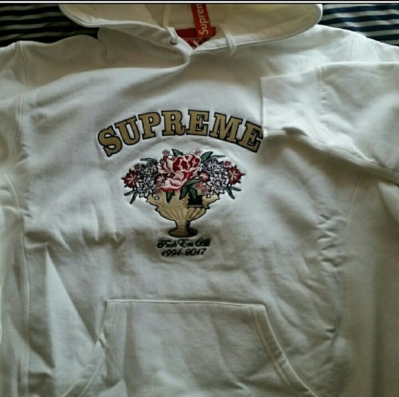 SUPREME HOODIE Size  LARGE - Picture 4 of 5